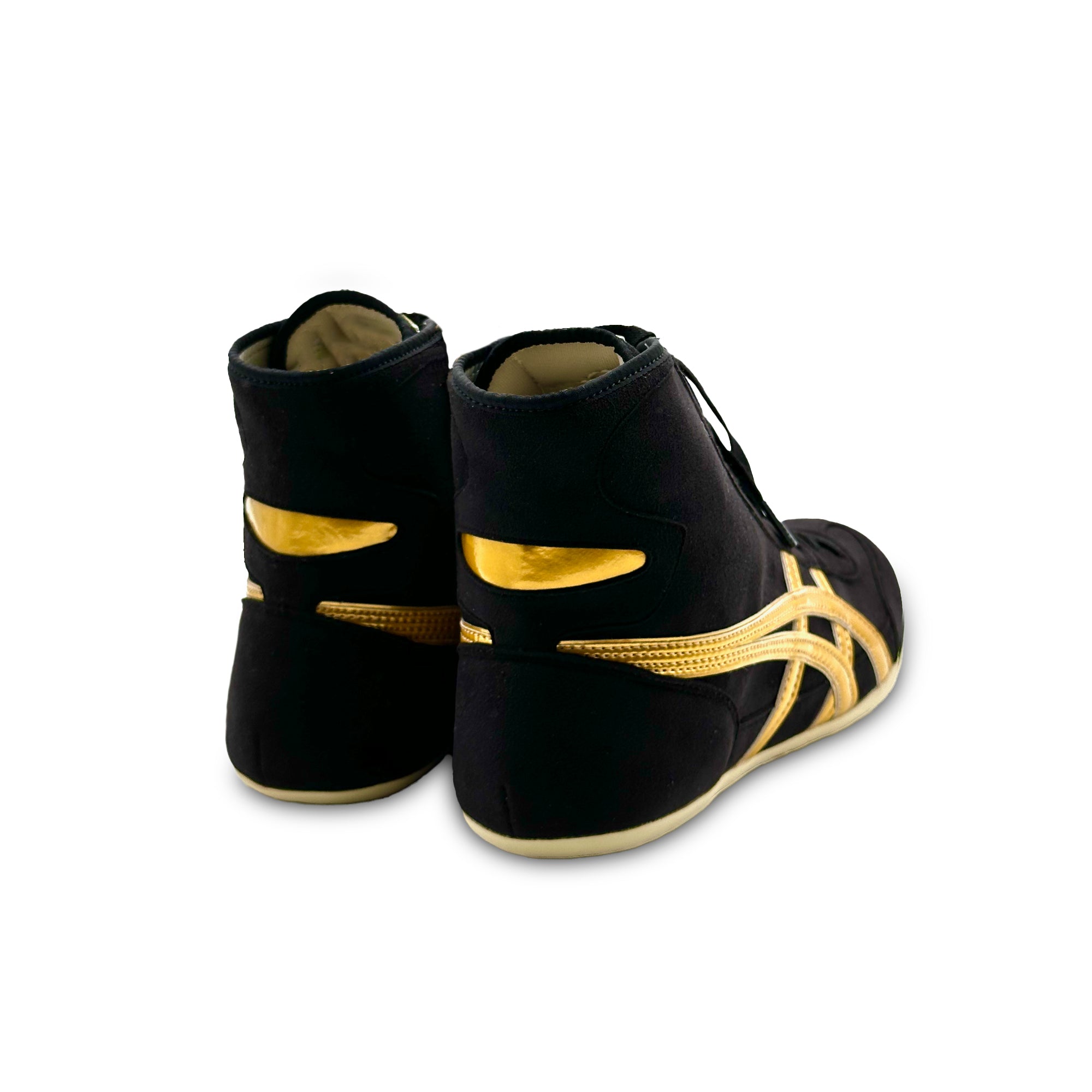 Rückansicht der schwarzen ASICS TWR900 Ringerschuhe mit goldenen Details, leichter Ringerschuh für Training und Wettkampf