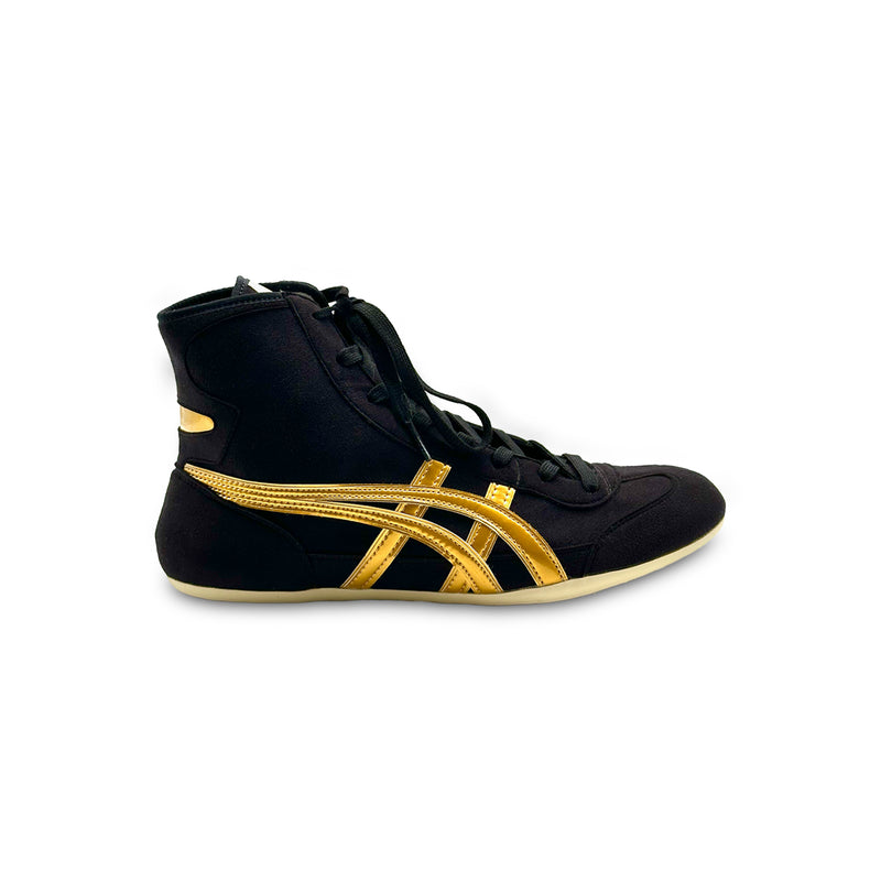 ASICS TWR900 Ringerschuh in Schwarz mit goldenen Streifen, leichte Seitenansicht für professionelles Ringen