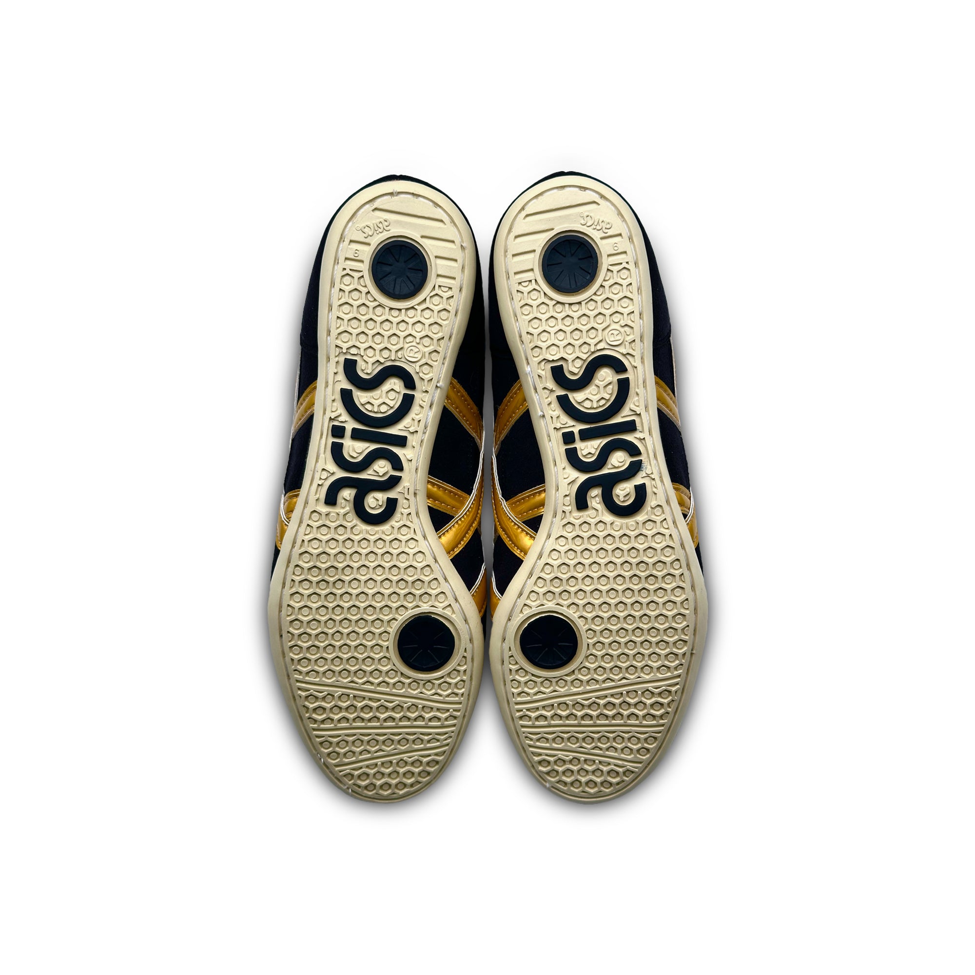 Sohle der ASICS TWR900 Ringerschuhe in Schwarz-Gold mit großem ASICS-Logo und Grip-Profil