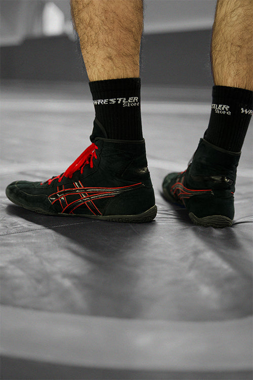 ASICS EX-EO Ringerschuhe in Schwarz-Rot auf der Matte – jetzt in der Kollektion im WrestlerStore