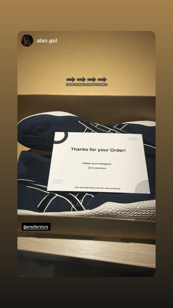 ASICS Ringerschuhe in Navy mit WrestlerStore Dankeskarte – zufriedener Kunde zeigt Bestellung