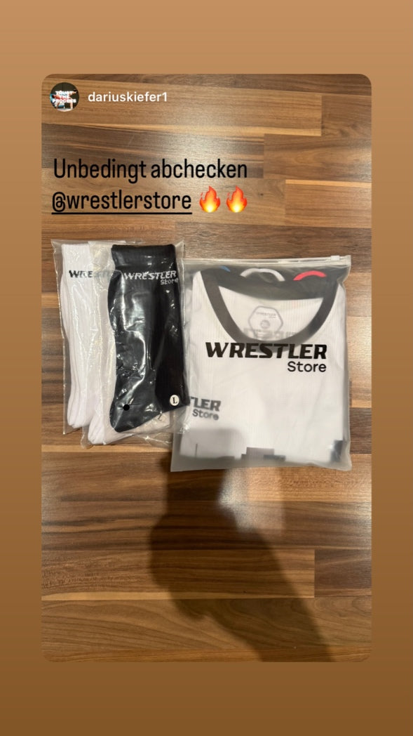 WrestlerStore Paket mit Ringer-T-Shirt und Socken – Kundenbestellung ausgepackt