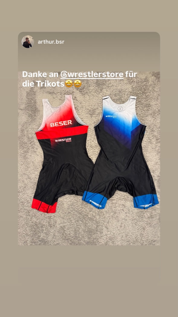 Zwei individuell bedruckte Ringersinglets mit Farbverlauf in Rot-Weiß und Blau-Weiß von WrestlerStore