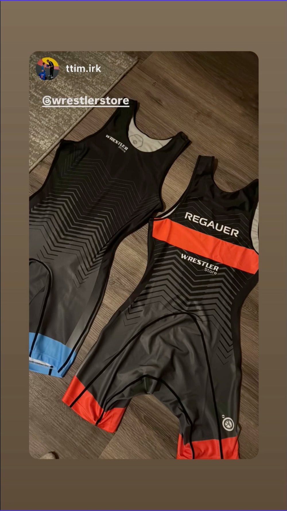 Zwei personalisierte Ringer Trikot im Chevron-Design mit Namensaufdruck von WrestlerStore