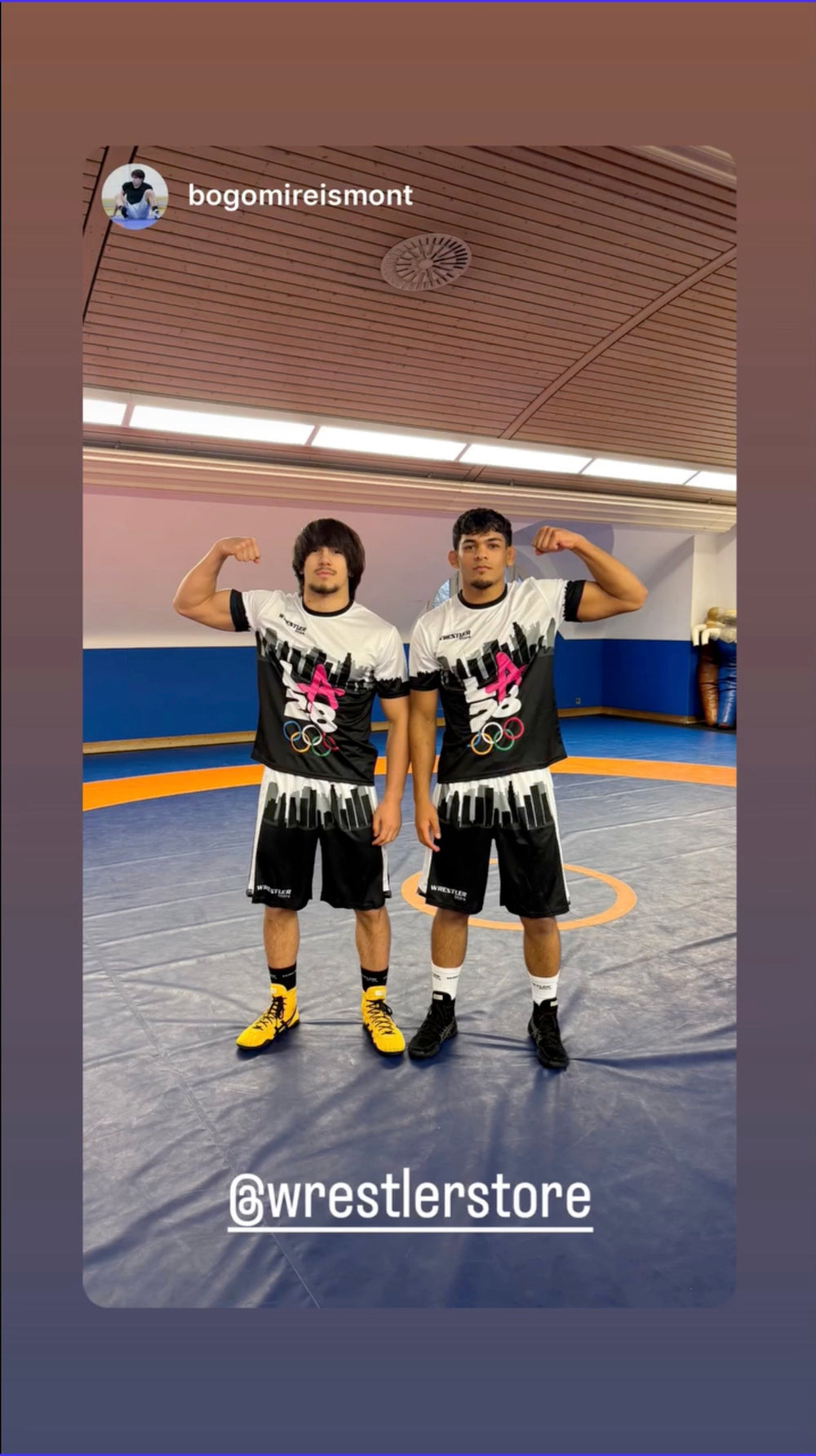 Zwei Ringer tragen WrestlerStore LA28 Trainingssets auf der Ringermatte